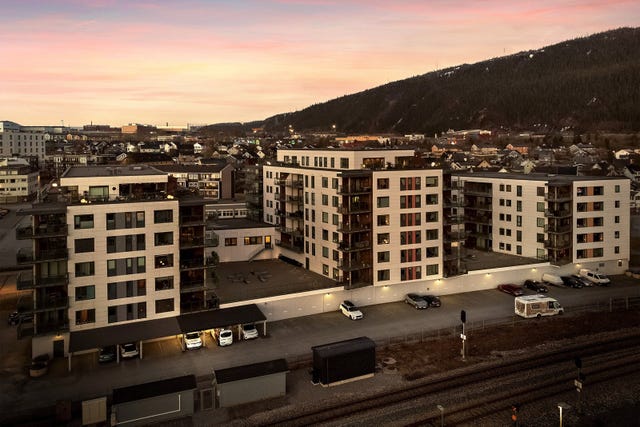 Borettslaget er velstelt og har felles oppvarmet parkeringskjeller. Parkeringsplassen tilhørende denne leiligheten ligger nærme trappeoppgang og heis, slik at det er kort adkomst i mellom parkering og leilighet.