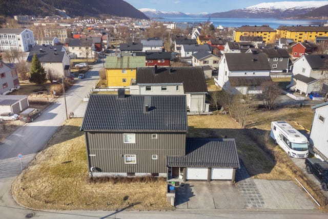 Tomten er en eiendomstomt på 819,5 kvm. Her er godt med uteareal og parkeringsplasser.