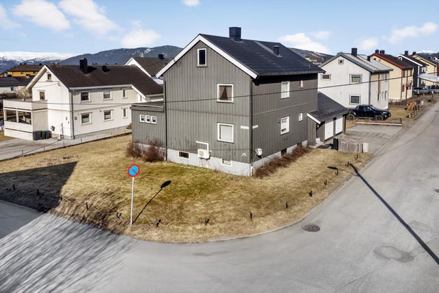 Bolig er plassert nærme vei som er praktisk med tanke på snørydding vinterstid.