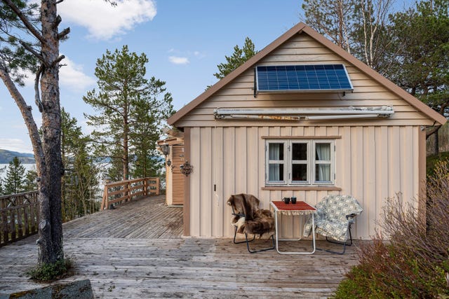 Eiendommen har vedfyring, og montert solcellepanel på yttervegg