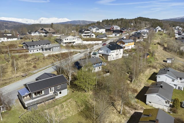 Eiendommen har kort avstand til Klokkerhagen elvepark, som byr på flotte tur- og rekreasjonsmuligheter året rundt