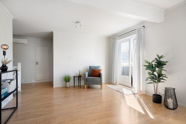 Stue. Boligen, oppført i 1968, har et bruksareal på 190 m² fordelt på to etasjer.