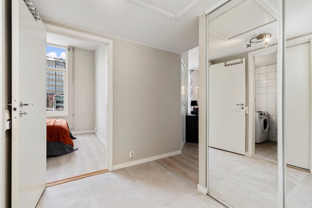 Velkommen inn til en romslig entré med god plass til å henge fra seg klær i plassbygget garderobeløsning.