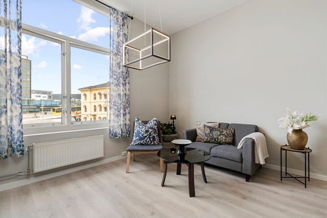 Kort vei til kaféer, restauranter, butikker, dagligvare, bussholdeplass, togstasjon, skoler og universitet.
