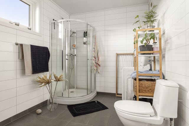 Det ble gjort tiltak på badet i 2021, med nye baderomsplater, innredning og dusjkabinett.