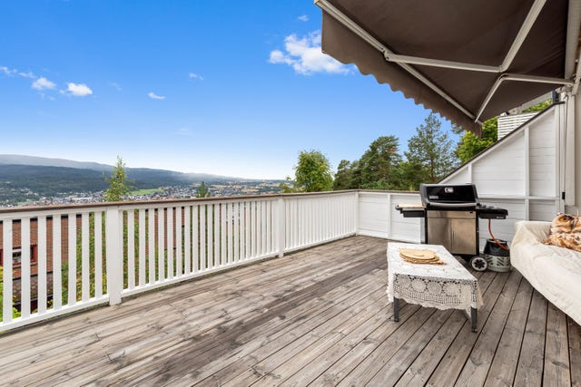 Romslig terrasse med fantastisk utsikt utover eikerbygdene.