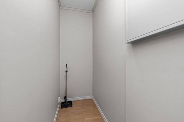 Bod/teknisk rom med plass til oppbevaring.