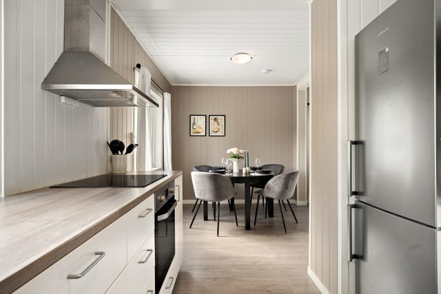 Plassert midt mellom stue og kjøkken blir spiseplassen leilighetens naturlige samlingspunkt. Perfekt for både raske hverdagsmåltider og lange middager med venner.