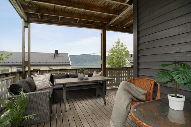 Skjermet for været, og med fjorden som et rolig bakteppe.