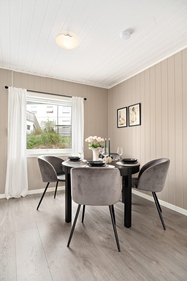 Kontrasten mellom det hvite taket og de beige veggene, gir et moderne skandinavisk preg.