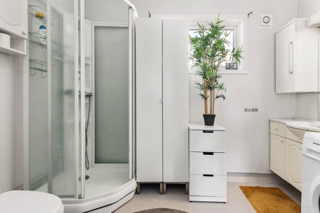 Badet er av god størrelse og benyttes også som vaskerom.