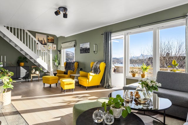 Arealet er stilrent og det er valgt moderne gulv og lune farger på vegger.