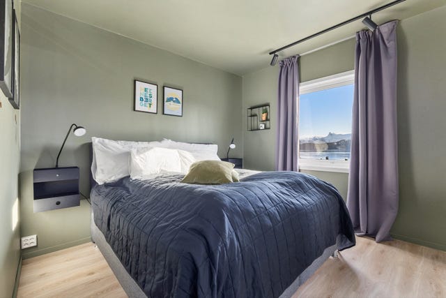 Det er ett soverom i denne etasjen - slette overflater og moderne fargevalg.