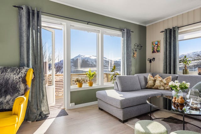 Fra stue er det utgang til en romslig balkong med flott utsikt over fjorden og fjellene.