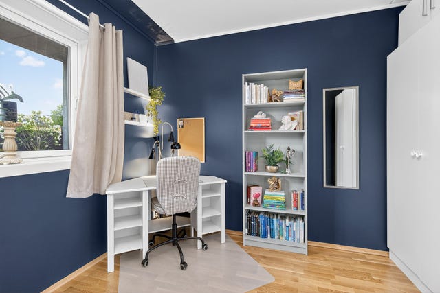Soverom nummer to. Også her er det god plass til både seng og garderobe.