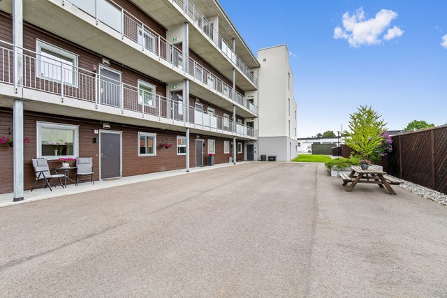 Koselig område på baksiden av bygget, inngangssiden