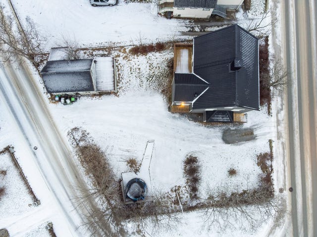 Det er innkjørsel fra Sømnaveien i vest og St.Knuts Gate i øst.