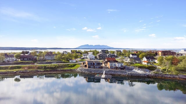 For å ikke snakke om den nydelig utsikten over sjøen og omkringliggende fjell mot øst.