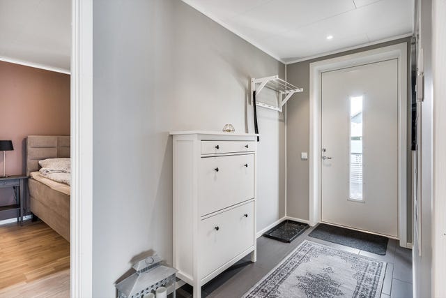 Det første som møter deg en lys gang, der man får en dør til høyre inn til soverommet og en dør rett fram til badet.