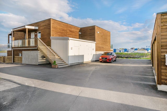 Andelen har isolert bod på bakkeplan og samt carport plass på ca. 16 m2.