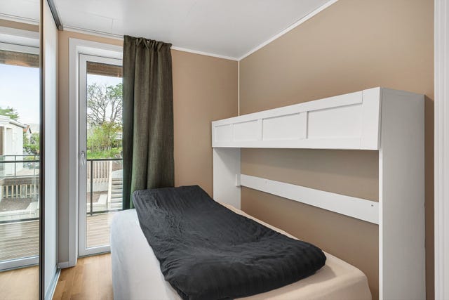 Soverom 2 har skyvedørsgarderobe.