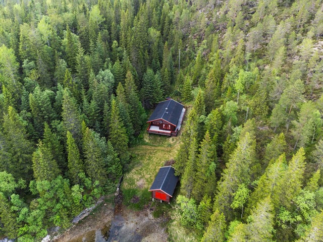 Boligen er omringet av skog og har en fredelig plassering i terrenget.