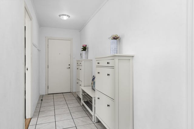 Velkommen inn! - Romslig praktisk flislagt entré