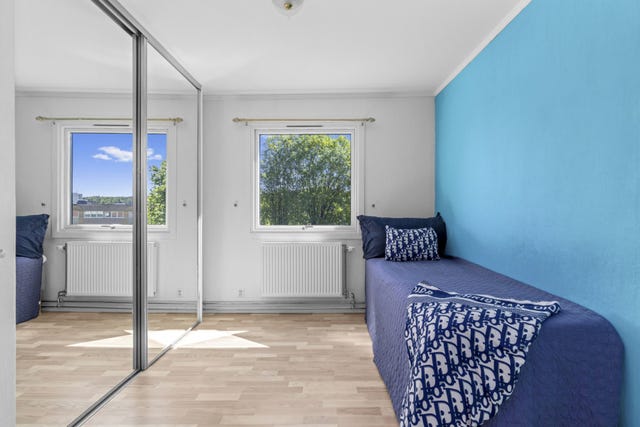 Soverom II med garderobeløsning