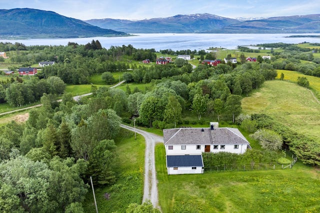 Eiendommen ligger landlig til med noen få hus i nabolaget. Nærområdet for øvrig består av spredt bebyggelse med boliger, hytter og landbruk.