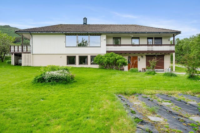 Boligen er oppført i 1980 og har et bruksareal på 248 m² fordelt over to etasjer.