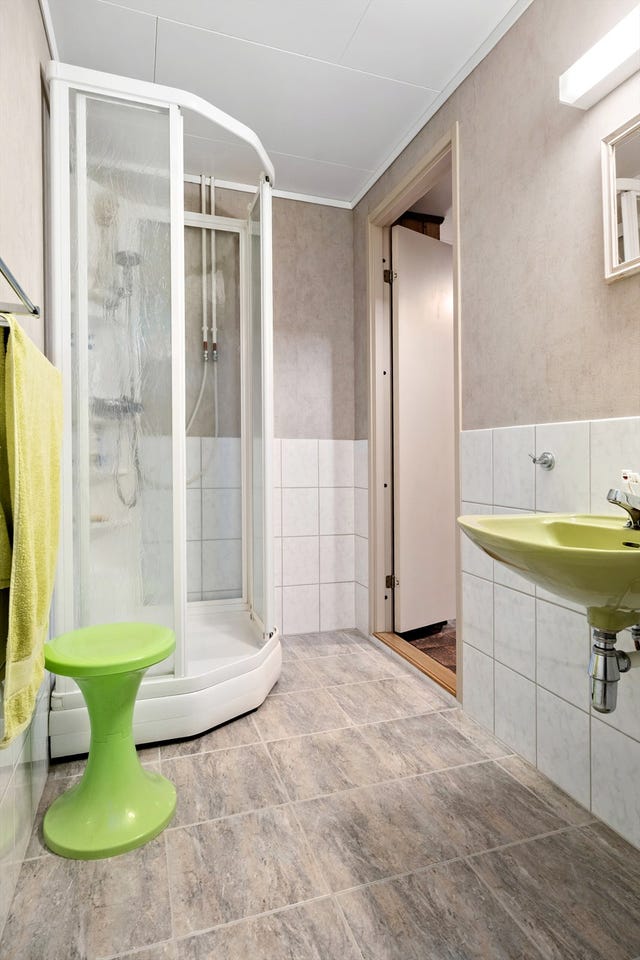 Badet i underetasjen ble oppusset i 2010 med varmekabler, flislagt halve veggen samt gulv.