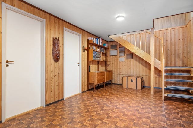 Like innenfor entréen er en romslig hall som gir adkomst til alle rom i underetasjen før du kommer opp til hovedetasjen.