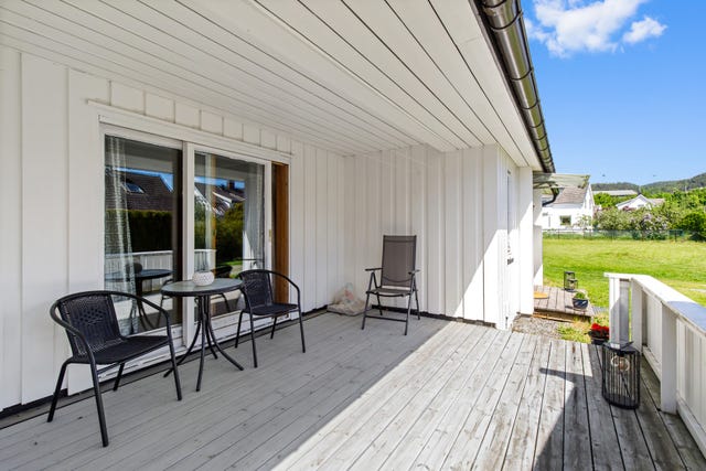 Koselig terrasse, delvis overbygd.