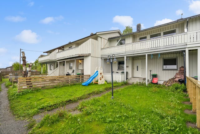 Rekkehuset har romslig terrasse med direkte adgang fra stuen.
