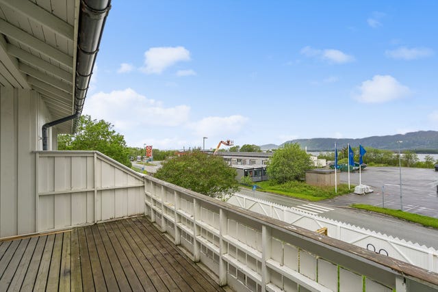 Terrassen gir gode muligheter for utendørs opphold og har direkte tilgang fra stueområdet.