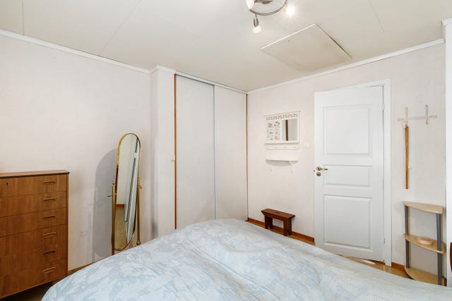 Soverommet har garderobe løsning, og tilgang til loft gjennom loftsluke