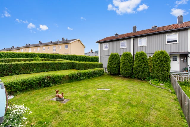 Praktisk hage med gode solforhold, perfekt for avslapning, lek og hyggelige sammenkomster