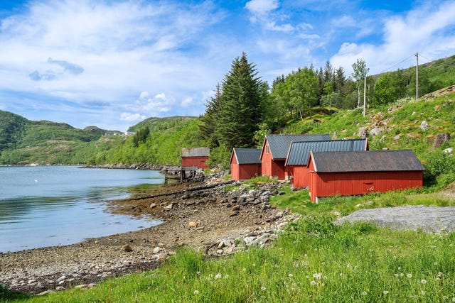 Naust på festetomt ved havkanten.