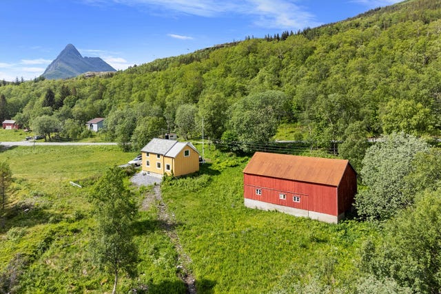 Landbrukseiendom benyttet som fritidsbolig, med lun beliggenhet i naturskjønne omgivelser i Rødøy kommune. Eiendommen ligger ca 400 meter fra sjøen og har enkel adkomst via offentlig vei.