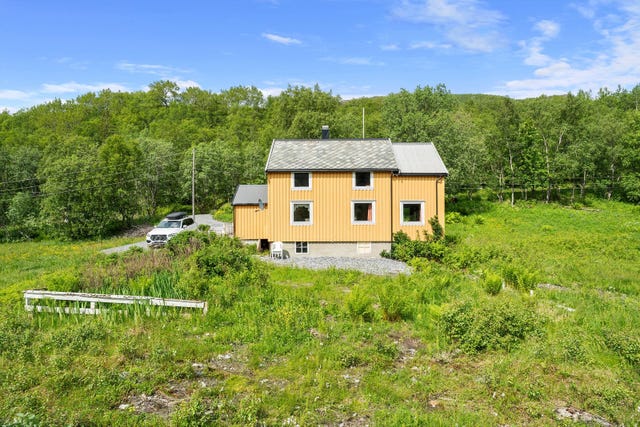 Boligen, opprinnelig fra 1939, har et bruksareal på 154 m² fordelt på
tre etasjer.