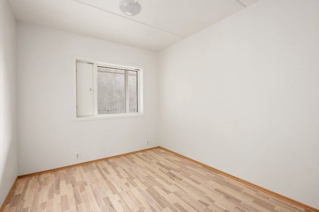 Soverommet er av god størrelse med plass til seng, nattbord og garderobeløsning.