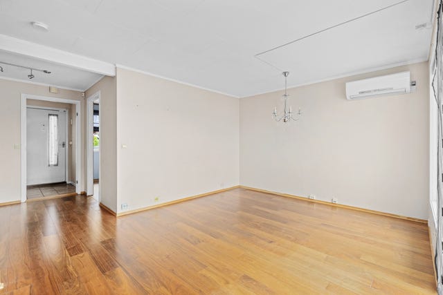 Stuen er delt i praktiske soner, med plass til sofagruppe samt spisegruppe.