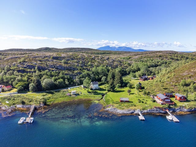 Tomten har kort avstand til sjøen, noe som gir gode muligheter for fiske og båtliv.