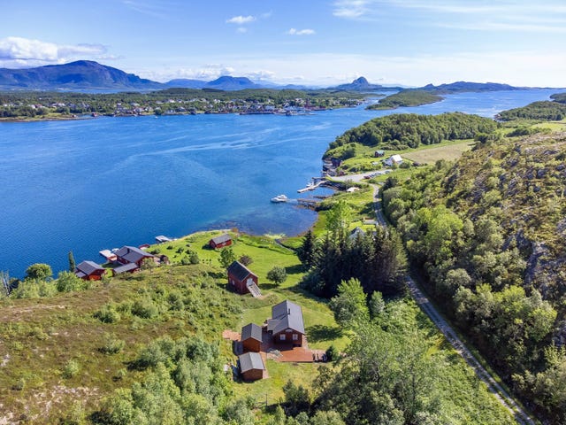 Eiendommen ligger på en utsiktstomt med utsikt mot Toftsundet.
