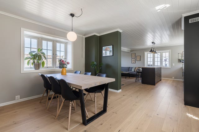 Den åpne planløsningen binder kjøkken, spiseplass og stue naturlig sammen, og skaper et lyst, luftig og sosialt oppholdsrom med god romfølel