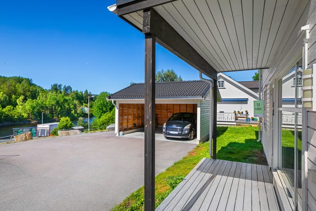 Fra plattingen på 7 m² er det enkel adkomst til egen parkeringsplass i carportanlegget.