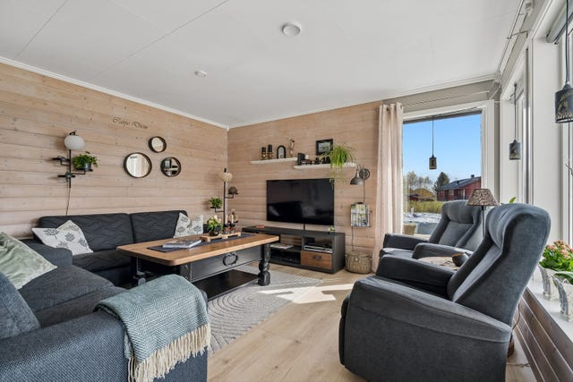 Fra stuen er det godt med lysinnslipp og direkte utgang til terrasse og uteområde.