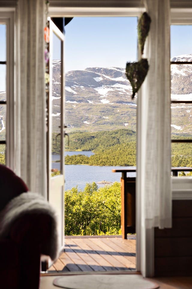 Nydelig utsikt fra hytta - nyt panorama mot Grunnvatnet, Gresfjellet, Rempen og Tverrostafjellet.