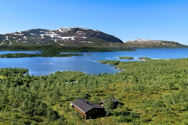 Hytta ligger høyt og fritt like sør for Dobbeltjønna. Nåværende eier har sommerstid fulgt sti langs Dobbeltjønna (ca. 40 min gange), eller ankommet hytta med egen båt.
