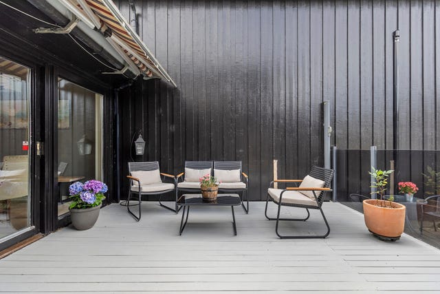 Boligen har en stor solrik, vestvendt terrasse på ca. 20 m².